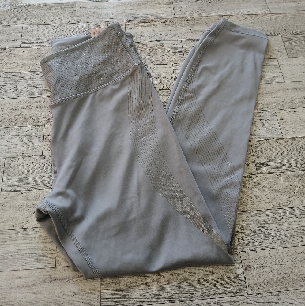 NWT Victoria’s Secret Sport Shine Essential Leggings, Rare, Size M - Picture 11 of 16